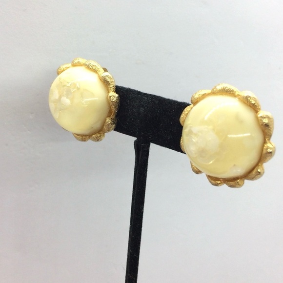 VINTAGE HOBE LUCITE CONFETTI CLIP ON EARRINGS GOLD TONE CUSTARD YELLOW BUTTON - Picture 5 of 14